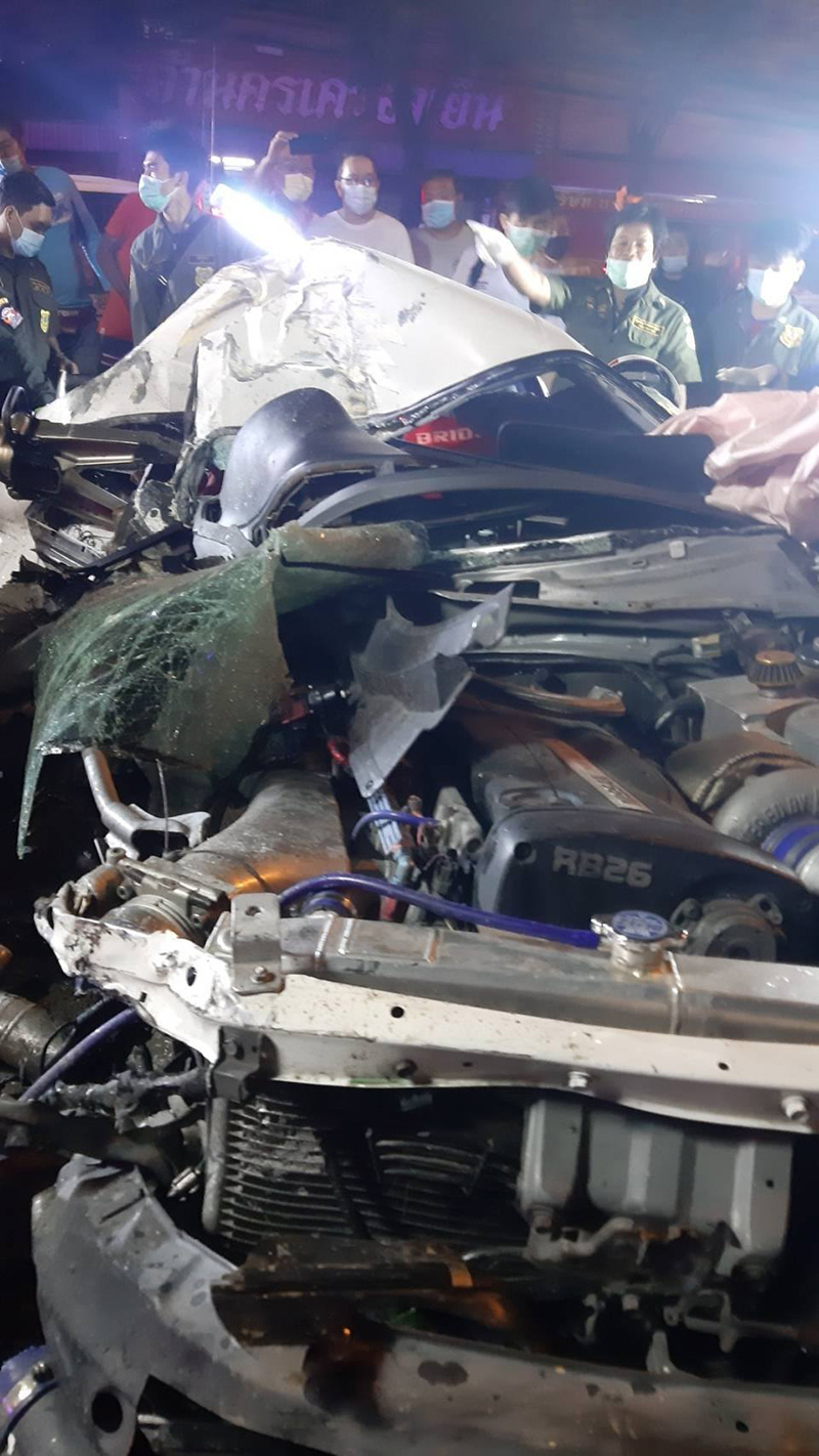 รถเก๋งชนรถตู้