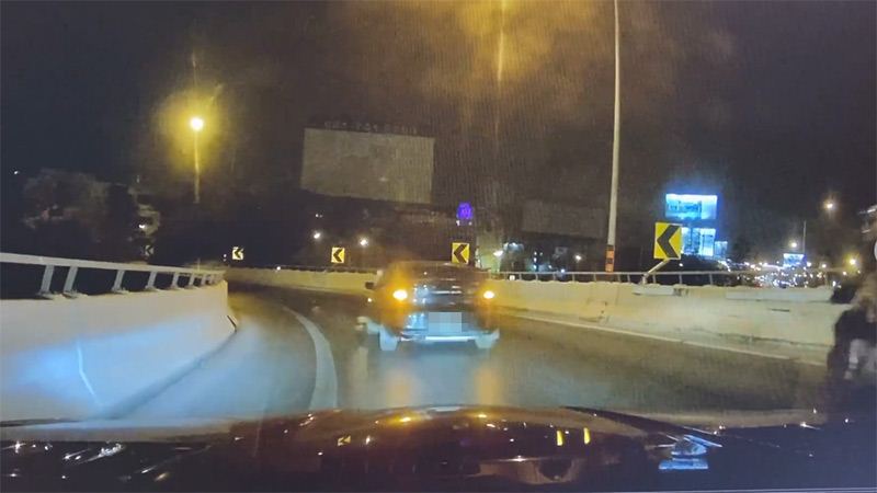 รถฟอร์ดถอยรถชนเบนซ์