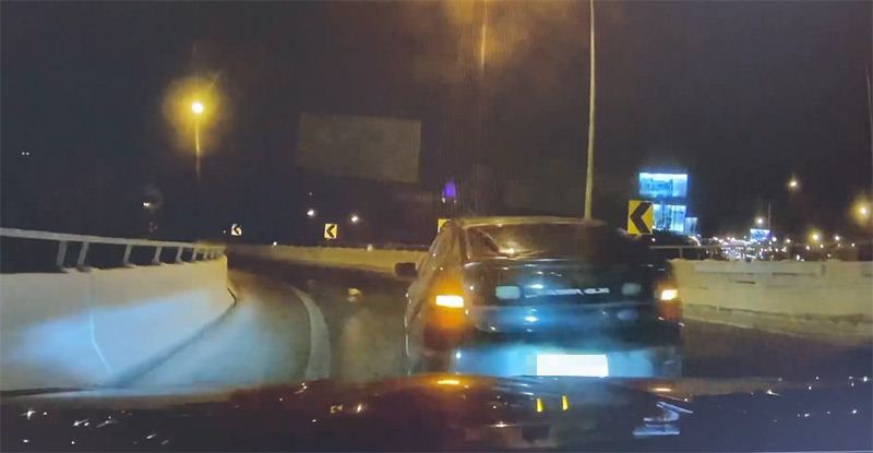 รถฟอร์ดถอยรถชนเบนซ์