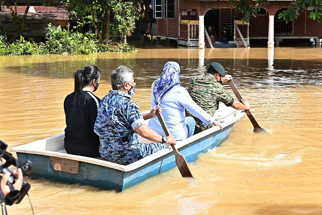 กษัตริย์มาเลเซีย พายเรือลุยน้ำท่วม ช่วยชาวบ้าน