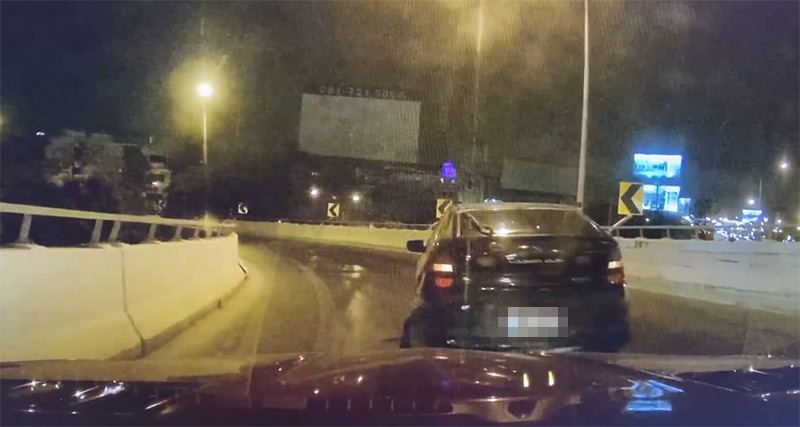 รถฟอร์ดถอยรถชนเบนซ์