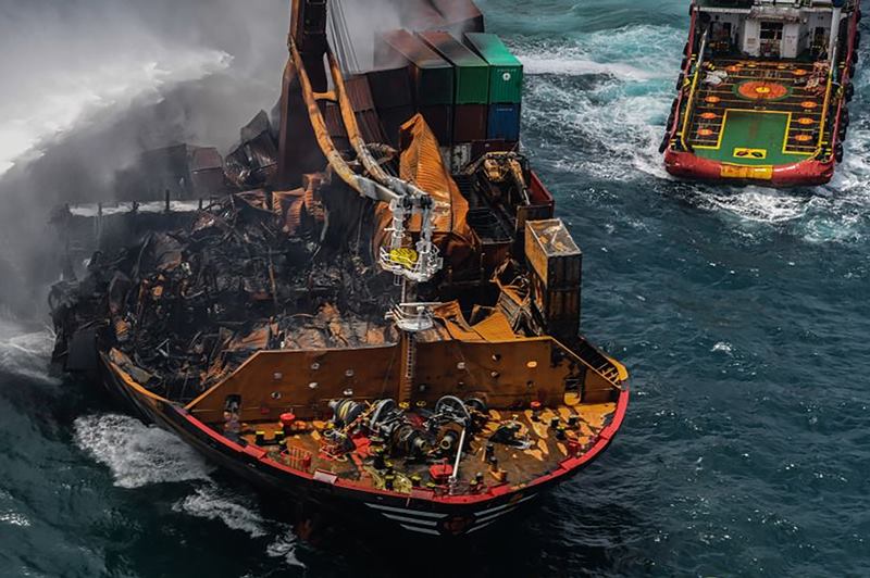 เรือสินค้าไฟไหม้ เม็ดพลาสติกเต็มทะเล