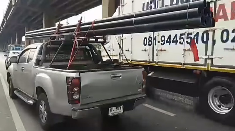 เหล็กพุ่งเสียบเก๋งป้ายแดง