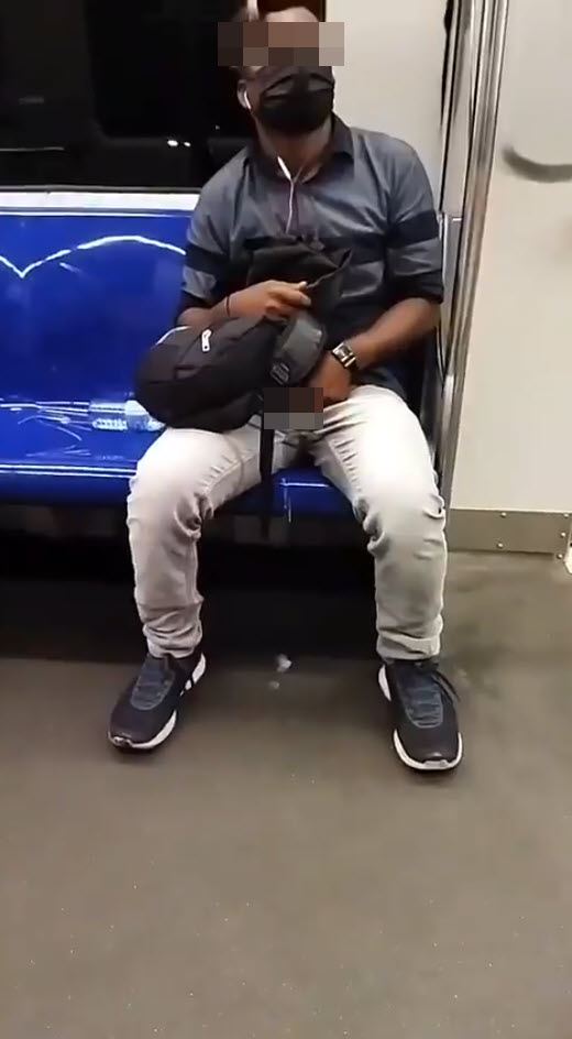 หนุ่มโรคจิตช่วยตัวเองบนรถไฟฟ้า