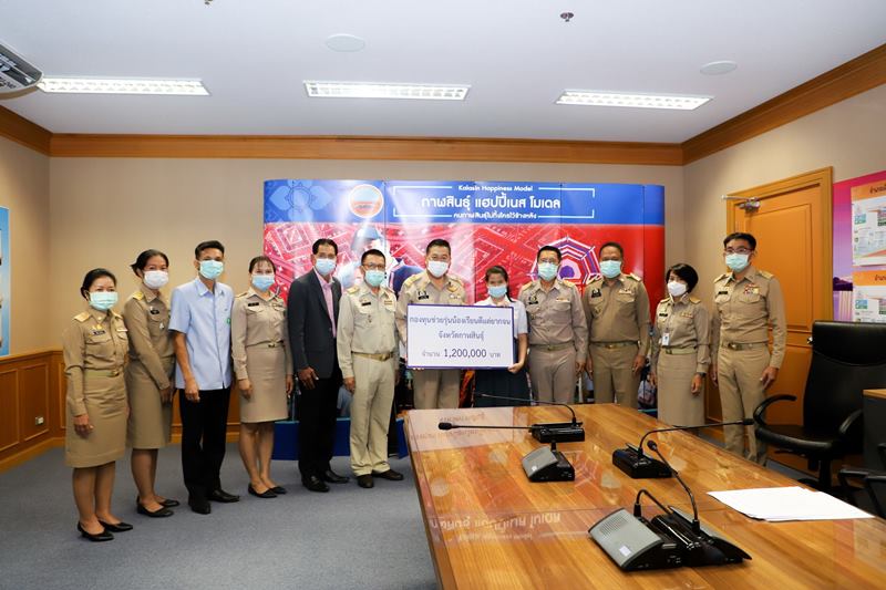 น้องโวลต์ มอบเงิน 1.2 ล้านบาท เข้ากองทุนช่วยรุ่นน้องเรียนดีแต่ยากจน