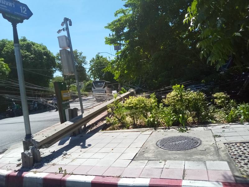 รถเมล์สาย 8 ชนเสาไฟฟ้าล้ม 6 ต้น