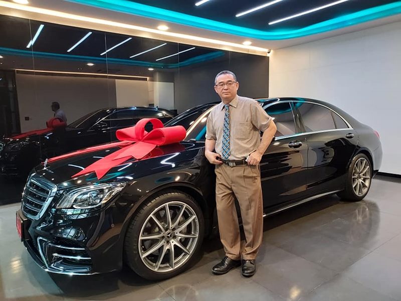 เรืองไกร ลีกิจวัฒนะ อวดป้ายแดงบอกผู้ใหญ่ใจดีให้เงินซื้อ