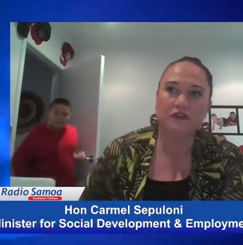 รัฐมนตรีนิวซีแลนด์ เจอลูกชายป่วนออกกล้อง