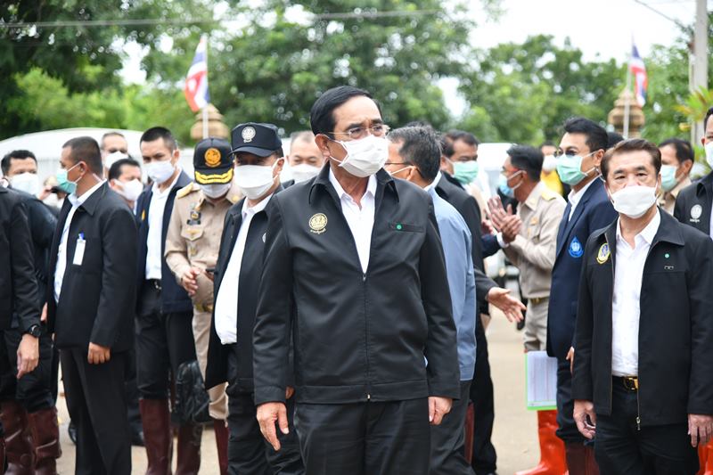 ประยุทธ์ ลุยน้ำท่วมสุโขทัย