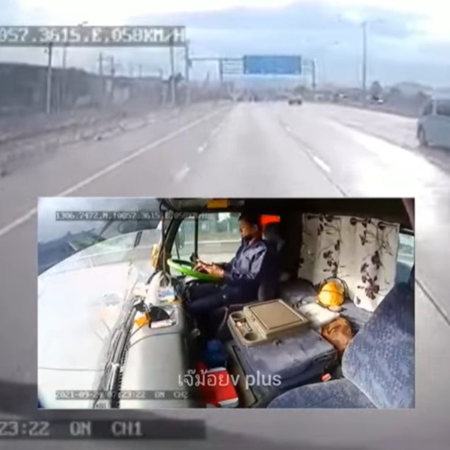 เล่นมือถือตอนขับรถ ชนคันหน้าดับ