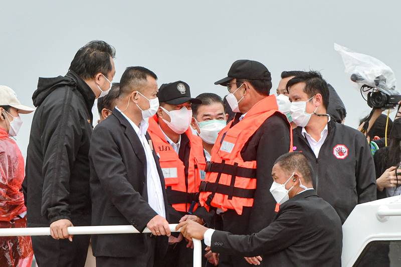 นายกตบหัวลูกน้อง