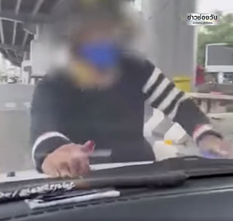 คนเมากาวทุบกระจกรถ