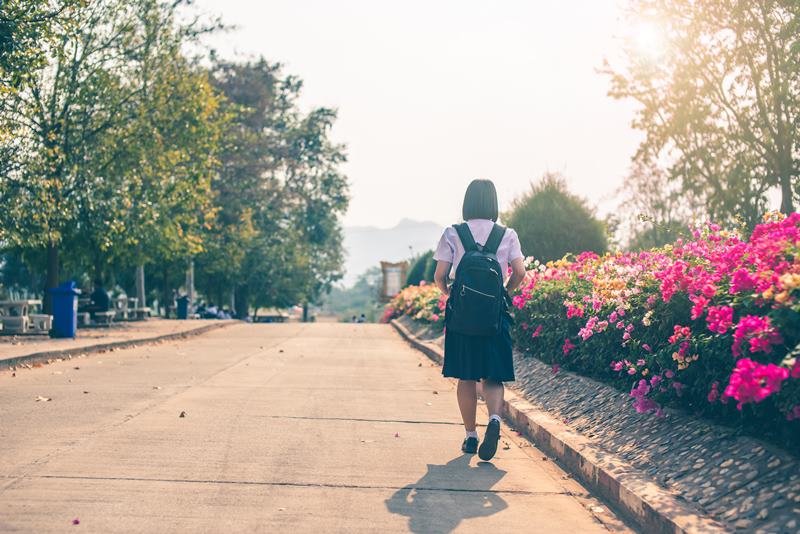 ขี่รถซาเล้งมาส่งโรงเรียน