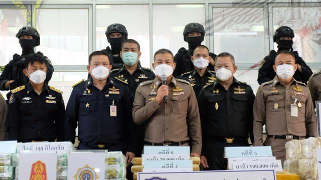 ตำรวจหมดสติ กินกาแฟสำเร็จรูปในรถผู้ต้องหายาเสพติด 