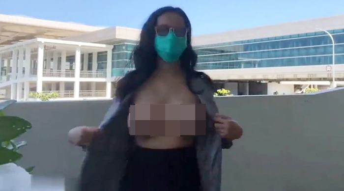 สาวเปลือยอกในสนามบินอินโดนีเซีย