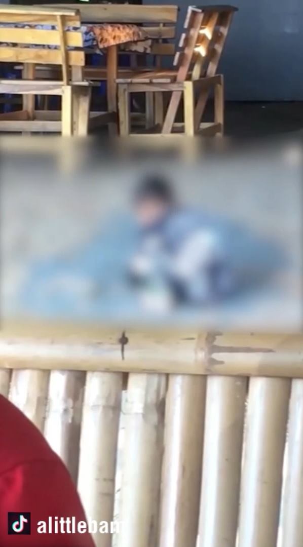 เด็กปาหินใส่แม่นั่งดู