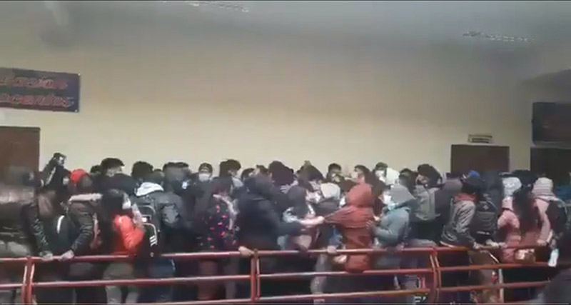 นักศึกษาตกระเบียงมหาลัย