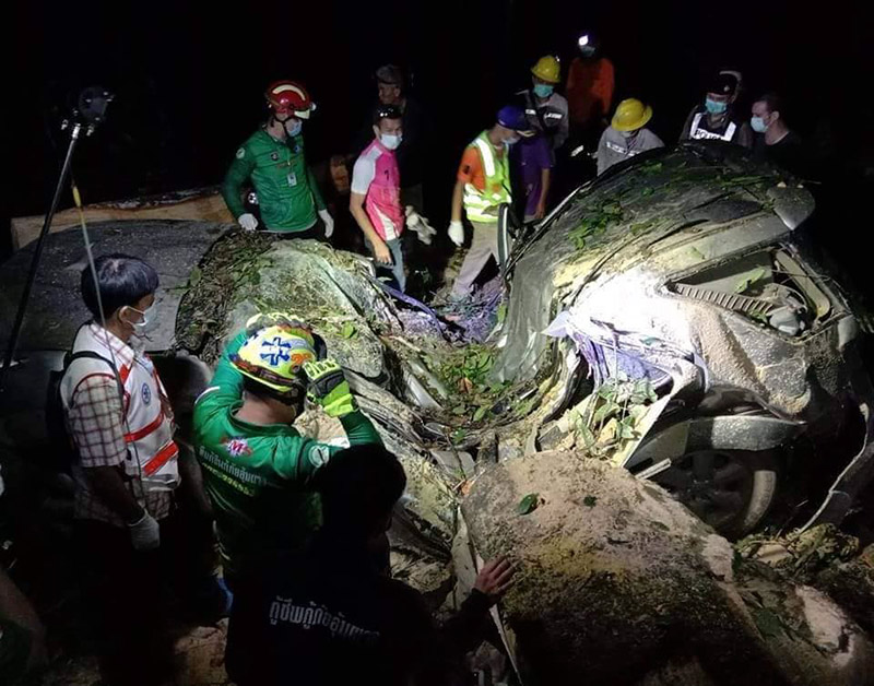 ต้นไม้ล้มทับรถนักธุรกิจ พ่อแม่ลูกดับยกครัว