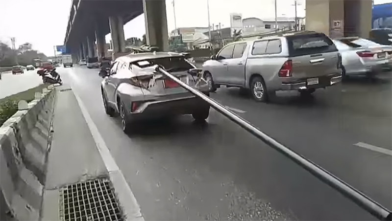 เหล็กพุ่งเสียบเก๋งป้ายแดง