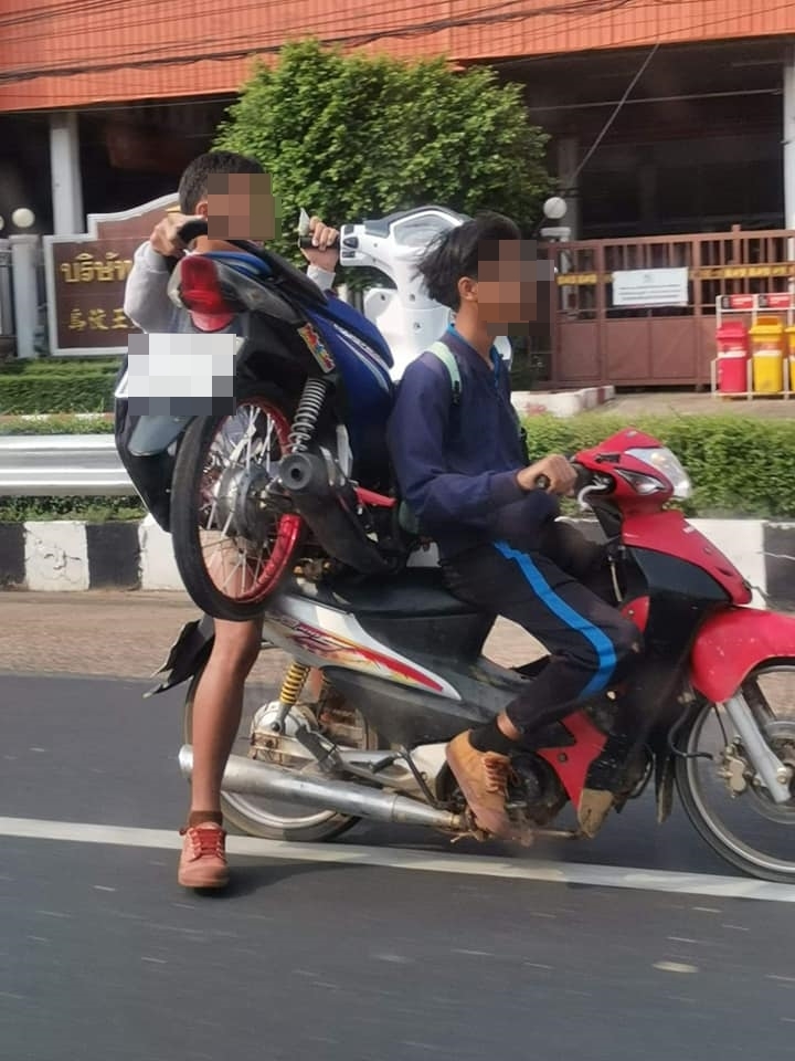 มอเตอร์ไซค์ซ้อนมอเตอร์ไซค์