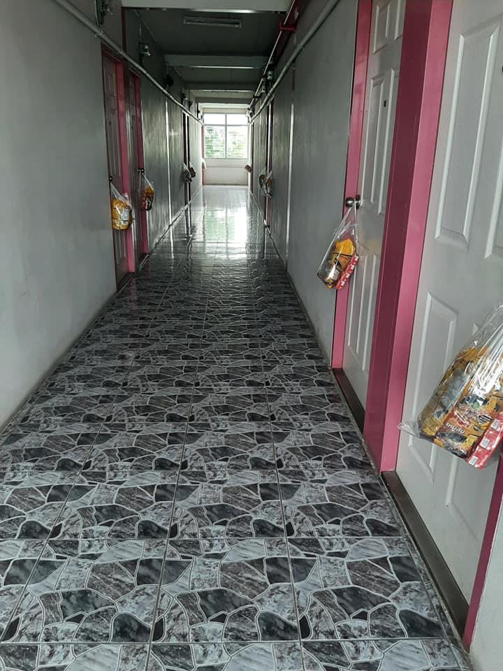 เจ้าของหอ แจกถุงเสบียงลูกบ้าน 