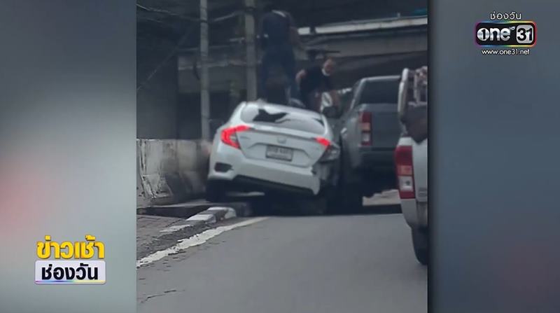 กระบะป้ายแดงบดขยี้เก๋ง