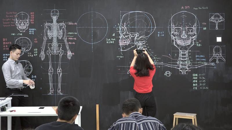 ครูวาดภาพศิลปะ บนกระดานดำ