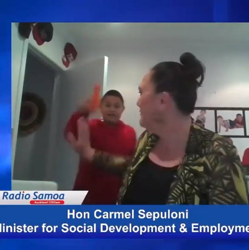 รัฐมนตรีนิวซีแลนด์ เจอลูกชายป่วนออกกล้อง