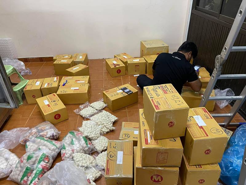 ลูกชิ้นยืนกิน