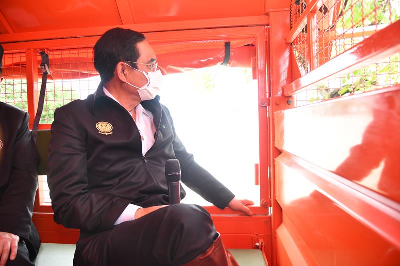 ประยุทธ์ ลุยน้ำท่วมสุโขทัย