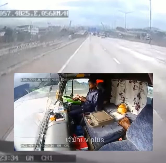 เล่นมือถือตอนขับรถ ชนคันหน้าดับ