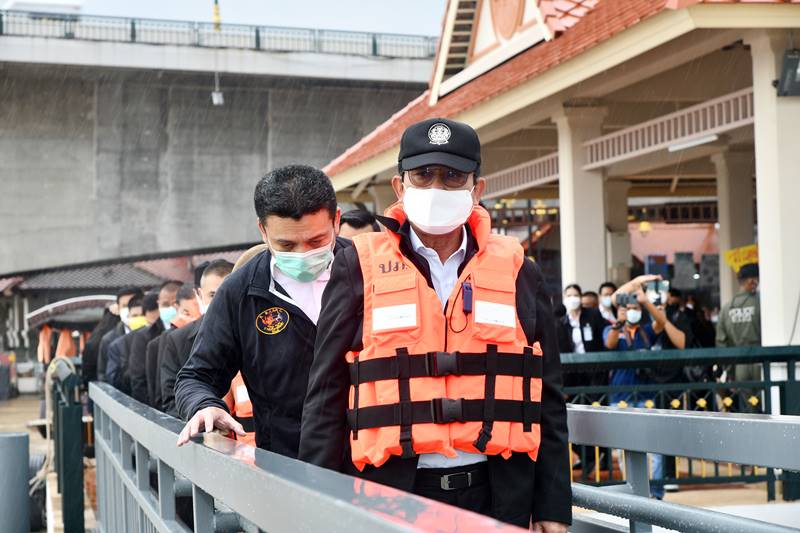 นายกตบหัวลูกน้อง