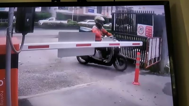 ไรเดอร์ชนไม้กั้นพัง