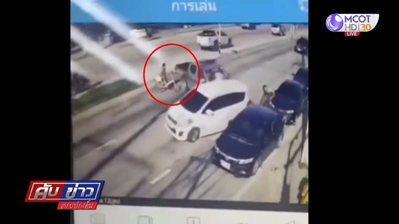 รถตำรวจชนยายข้ามถนน