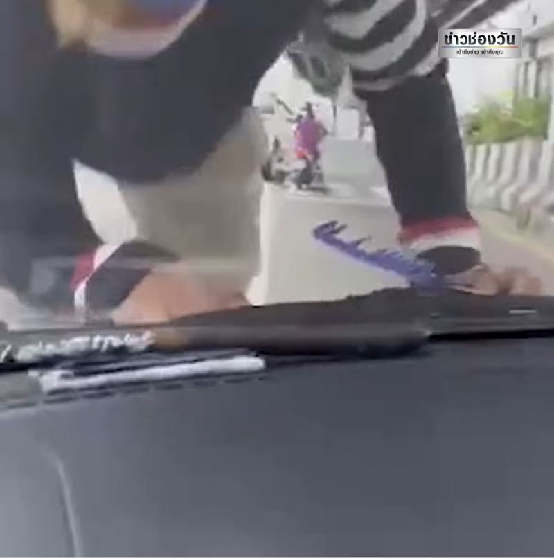 คนเมากาวทุบกระจกรถ