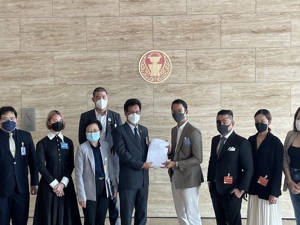 น้องไข่เน่า Onlyfans เข้าสภายื่นเรื่องหนังโป๊ถูกกฎหมาย   