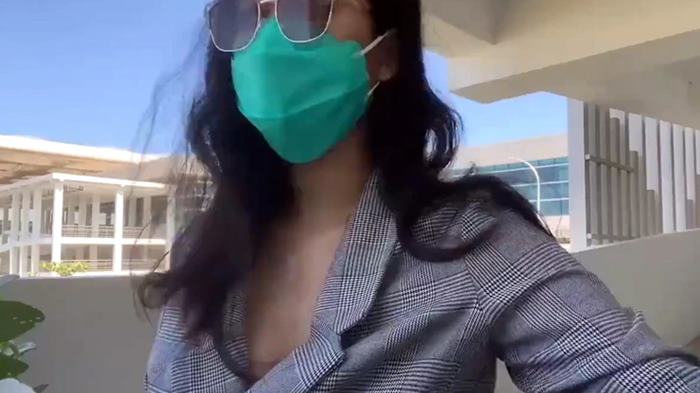 สาวเปลือยอกในสนามบินอินโดนีเซีย