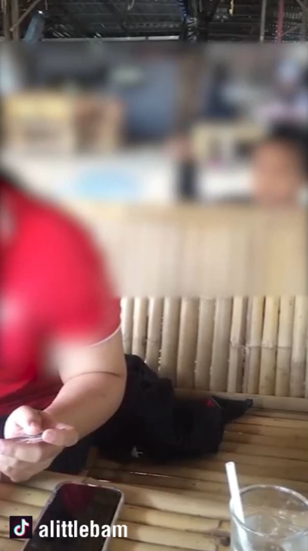 เด็กปาหินใส่แม่นั่งดู