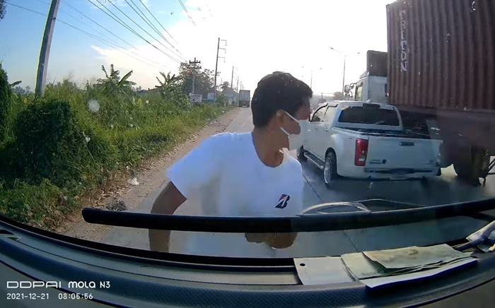 จอดฉี่ข้างทาง หวิดโดนรถชน