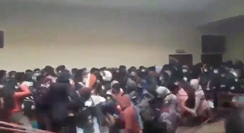 นักศึกษาตกระเบียงมหาลัย