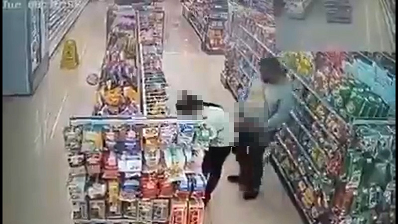 โรคจิตงัดเจ้าโลกสไลด์ใส่หลังสาวเซเว่นฯ