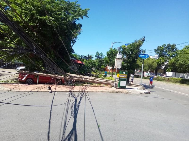 รถเมล์สาย 8 ชนเสาไฟฟ้าล้ม 6 ต้น