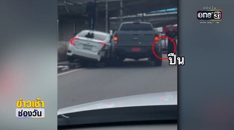 กระบะป้ายแดงบดขยี้เก๋ง