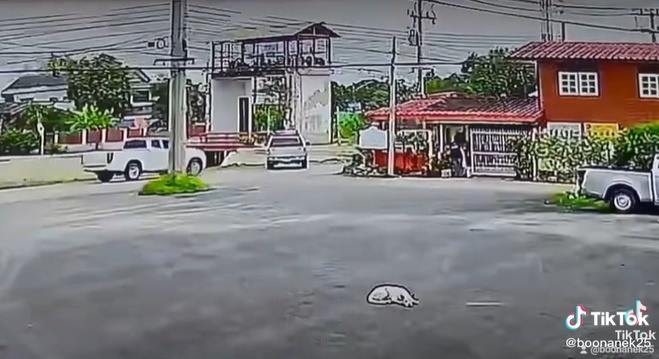 รถตกคลอง