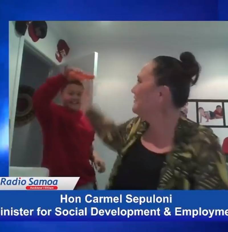 รัฐมนตรีนิวซีแลนด์ เจอลูกชายป่วนออกกล้อง