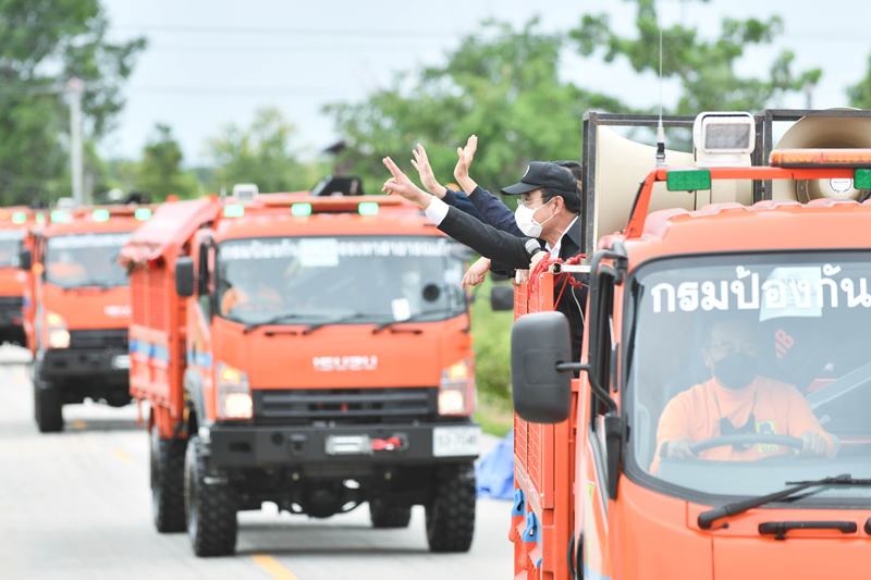 ประยุทธ์ ลุยน้ำท่วมสุโขทัย