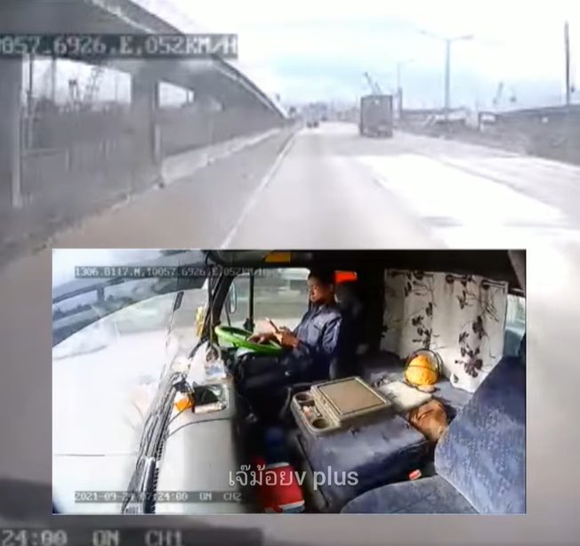 เล่นมือถือตอนขับรถ ชนคันหน้าดับ