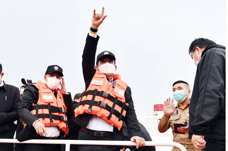 นายกตบหัวลูกน้อง