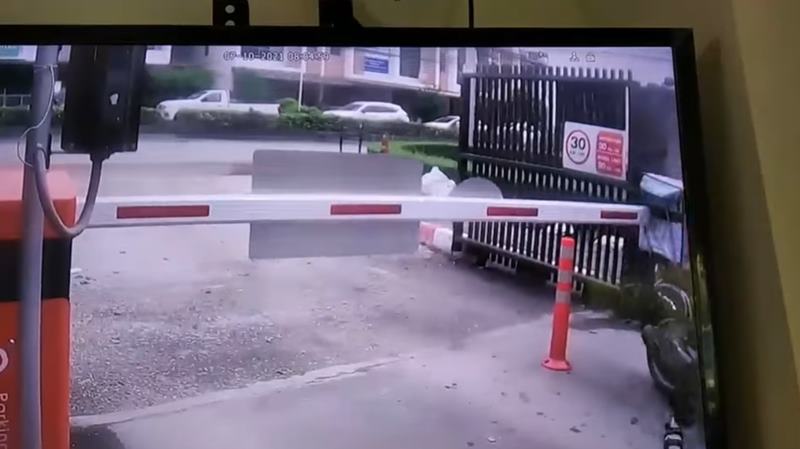 ไรเดอร์ชนไม้กั้นพัง