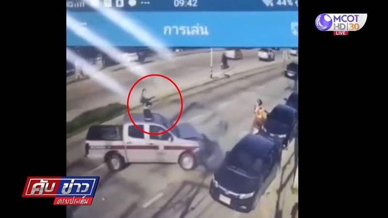 รถตำรวจชนยายข้ามถนน